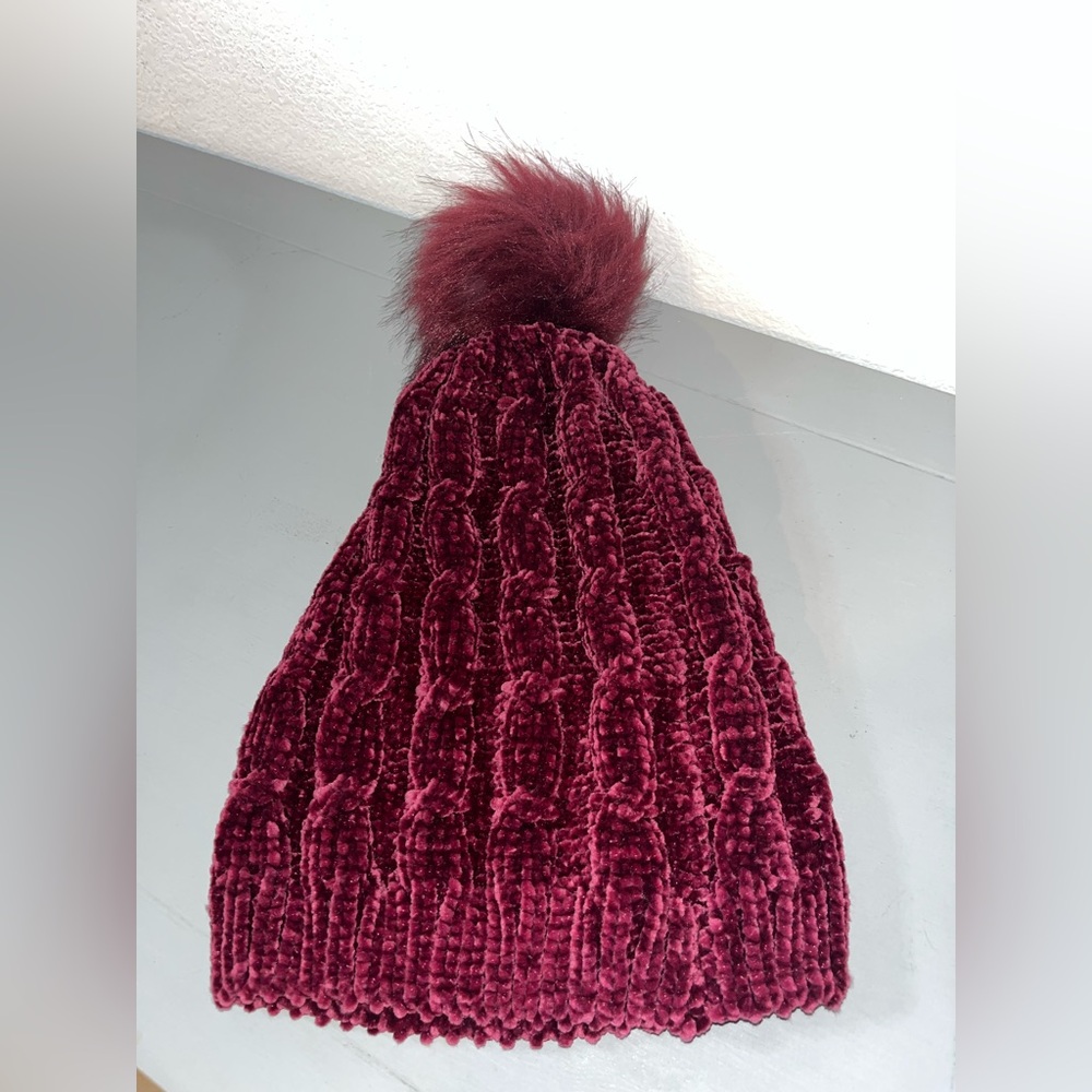 Macchia di Ruggine Plush Burgundy Chenille Knit Beanie with Faux Fur PomPom NWOT